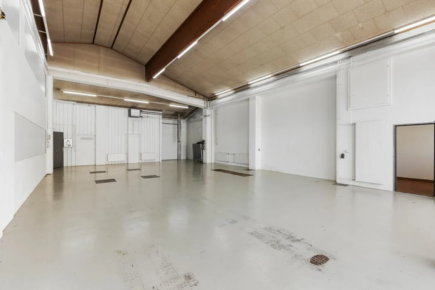 Sofort nutzbar - ausgebaute Gewerbehalle mit Aussenfläche - Photo 5 sur 8