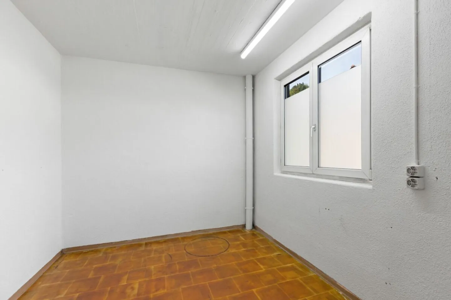 Sofort nutzbar - ausgebaute Gewerbehalle mit Aussenfläche - Photo 6 sur 8