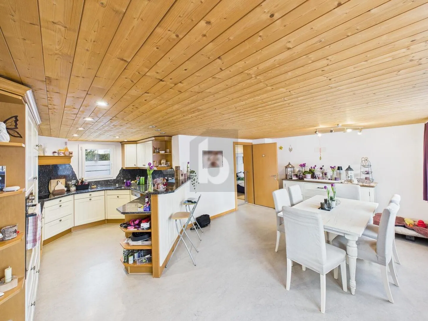 Spacious Family Home with Pool - Photo 3 of 6