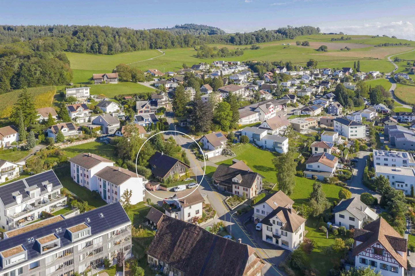Opportunité d'investissement : Terrain en zone villageoise avec bâtiments existants et potentiel de nouvelle construction - Photo 4 sur 7