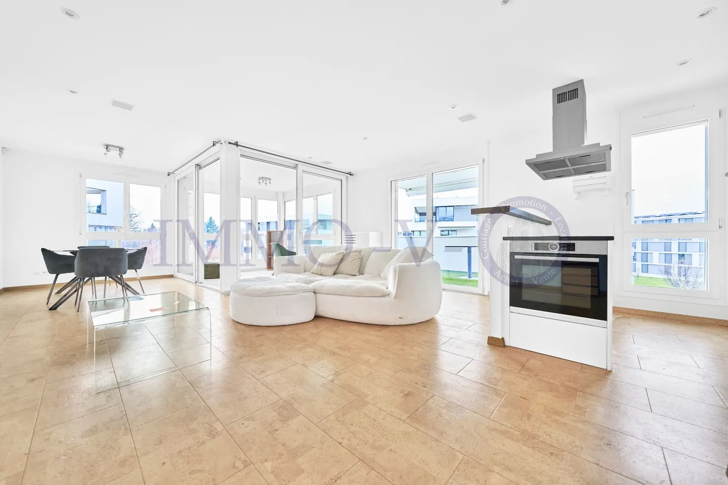 SPACIEUX DE STANDING AVEC BALCON-TERRASSE ET EMPLACEMENT IDEAL - Photo 1 sur 9