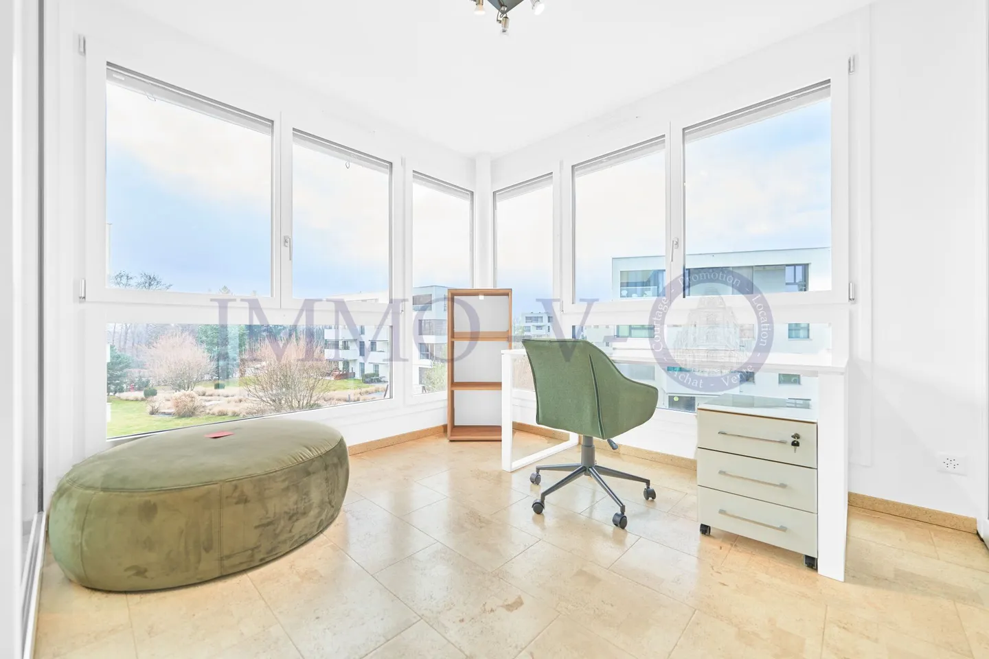 SPACIEUX DE STANDING AVEC BALCON-TERRASSE ET EMPLACEMENT IDEAL - Photo 5 sur 9