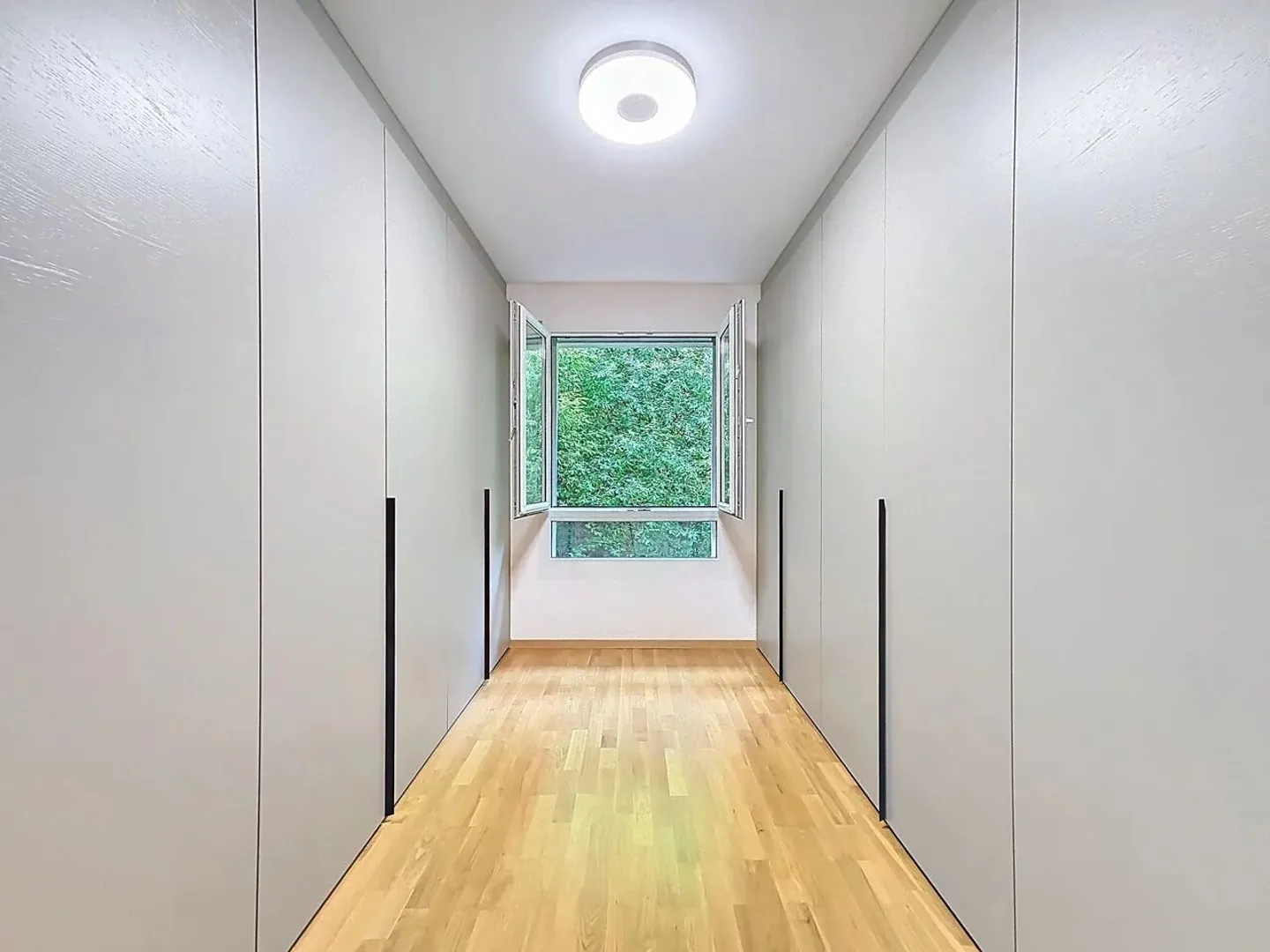Luxury Penthouse with Lake View - Photo 11 of 16