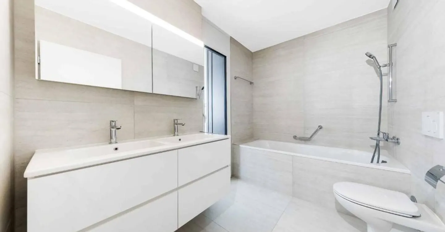 Luxuriöse 4,5-Zimmer-Wohnung mit überdachtem Balkon von 76m2 - Foto 7 von 12