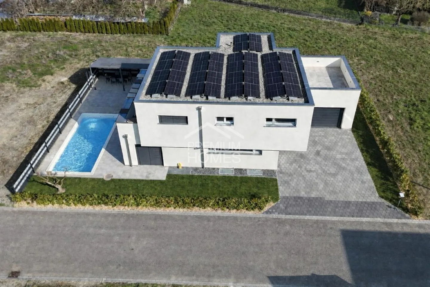 Modern Detached Home with Pool - Photo 2 of 13