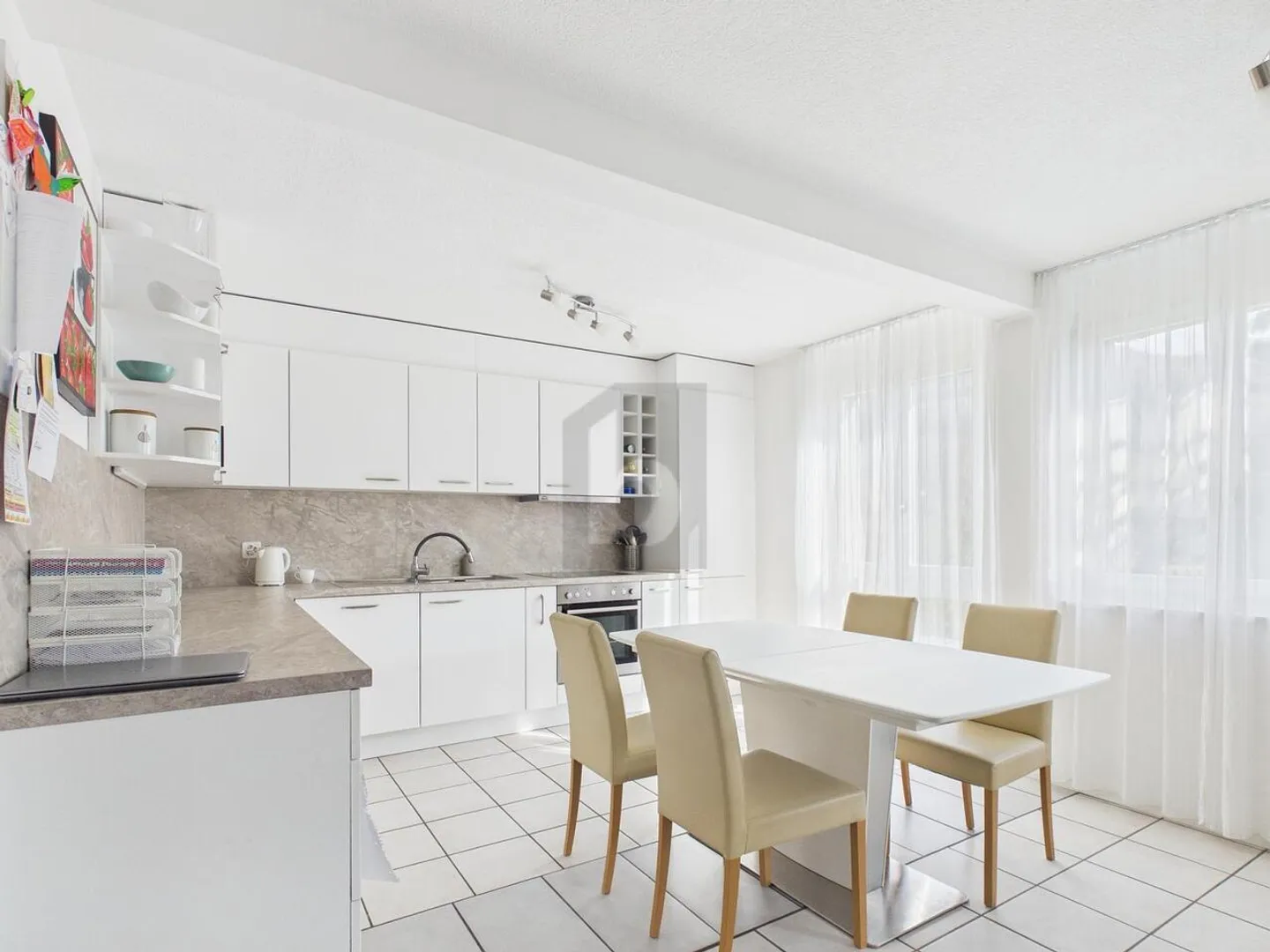 Charming Apartment with Terrace - Photo 3 of 6