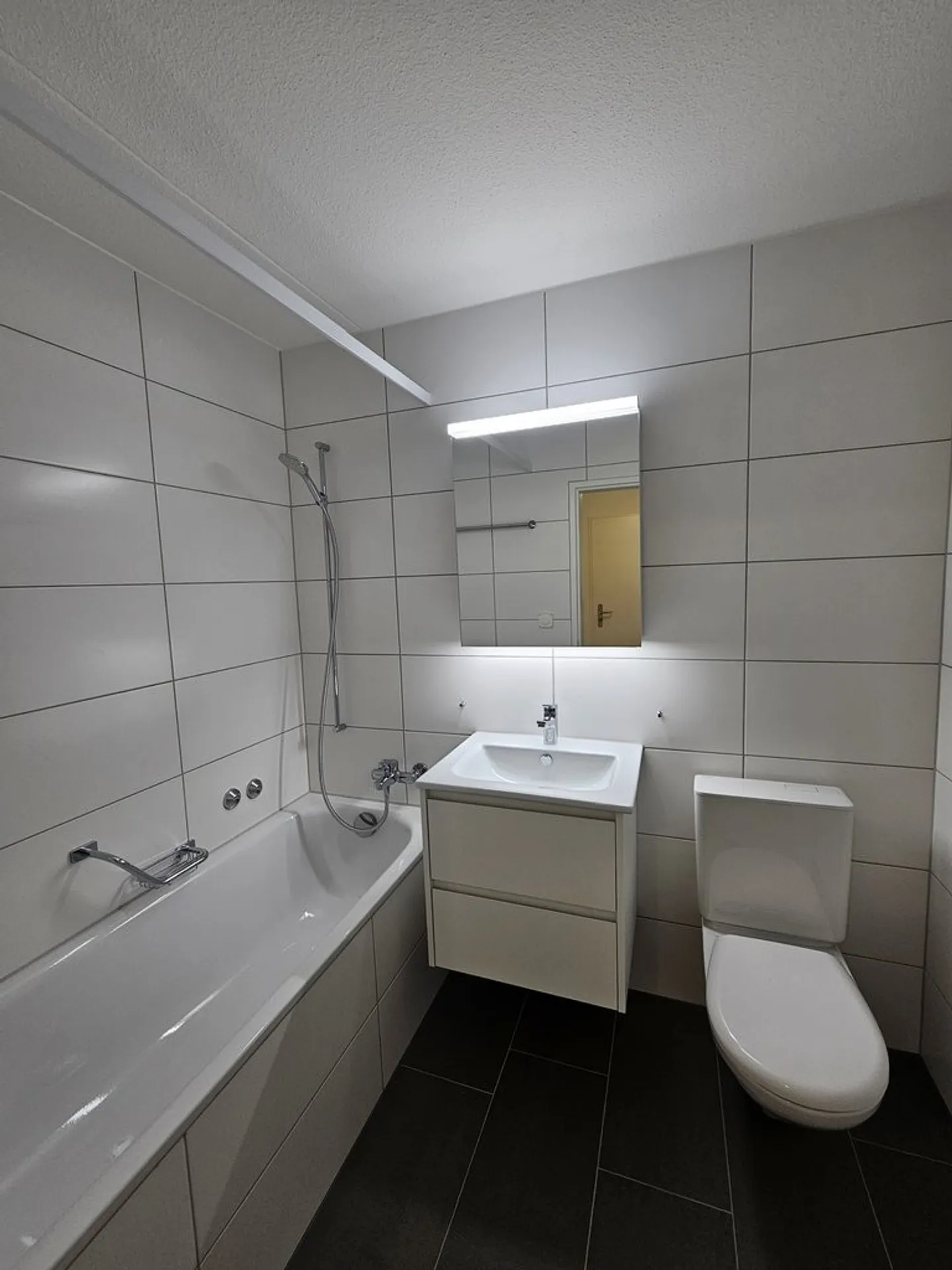 Appartement rénové à la gare de Zurich-Affoltern - Photo 4 sur 10