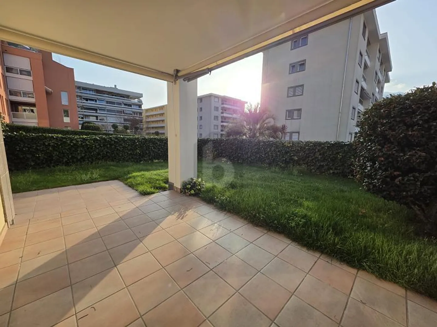 HELL UND MODERN MIT GARTEN - Foto 1 von 6