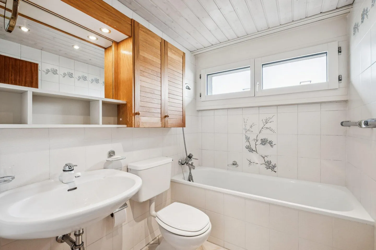 Living happiness with sunny garden and tranquility - Photo 4 of 7