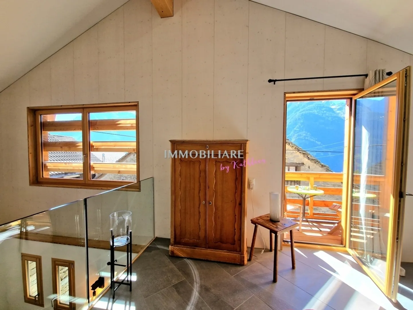 Rustique Élégant en Style Loft, avec Bâtiment Annexe, Village Montagnard à 1 100 m, Transports Publics - Photo 11 sur 13