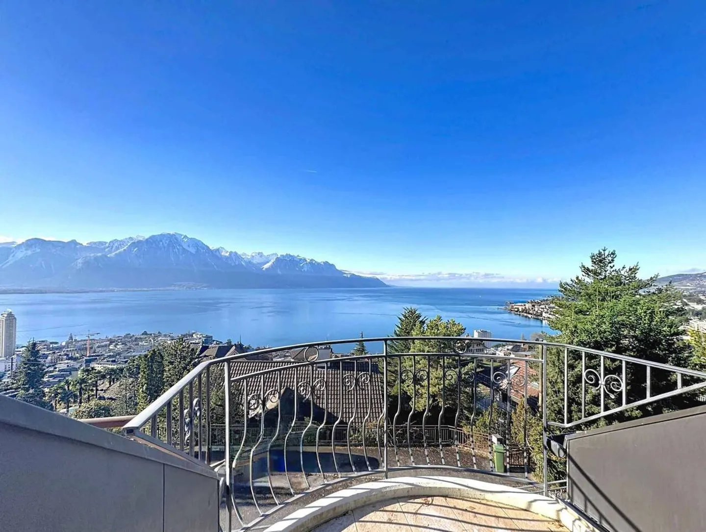 Charming Apartment with Lake View - Photo 3 of 11
