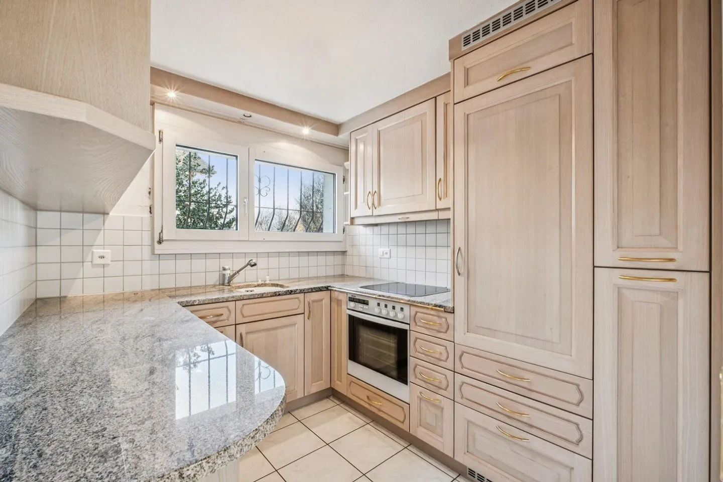 Living happiness with sunny garden and tranquility - Photo 2 of 7