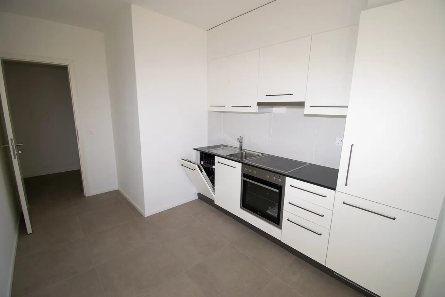 Première location après rénovation totale / Emplacement central - Photo 2 sur 13