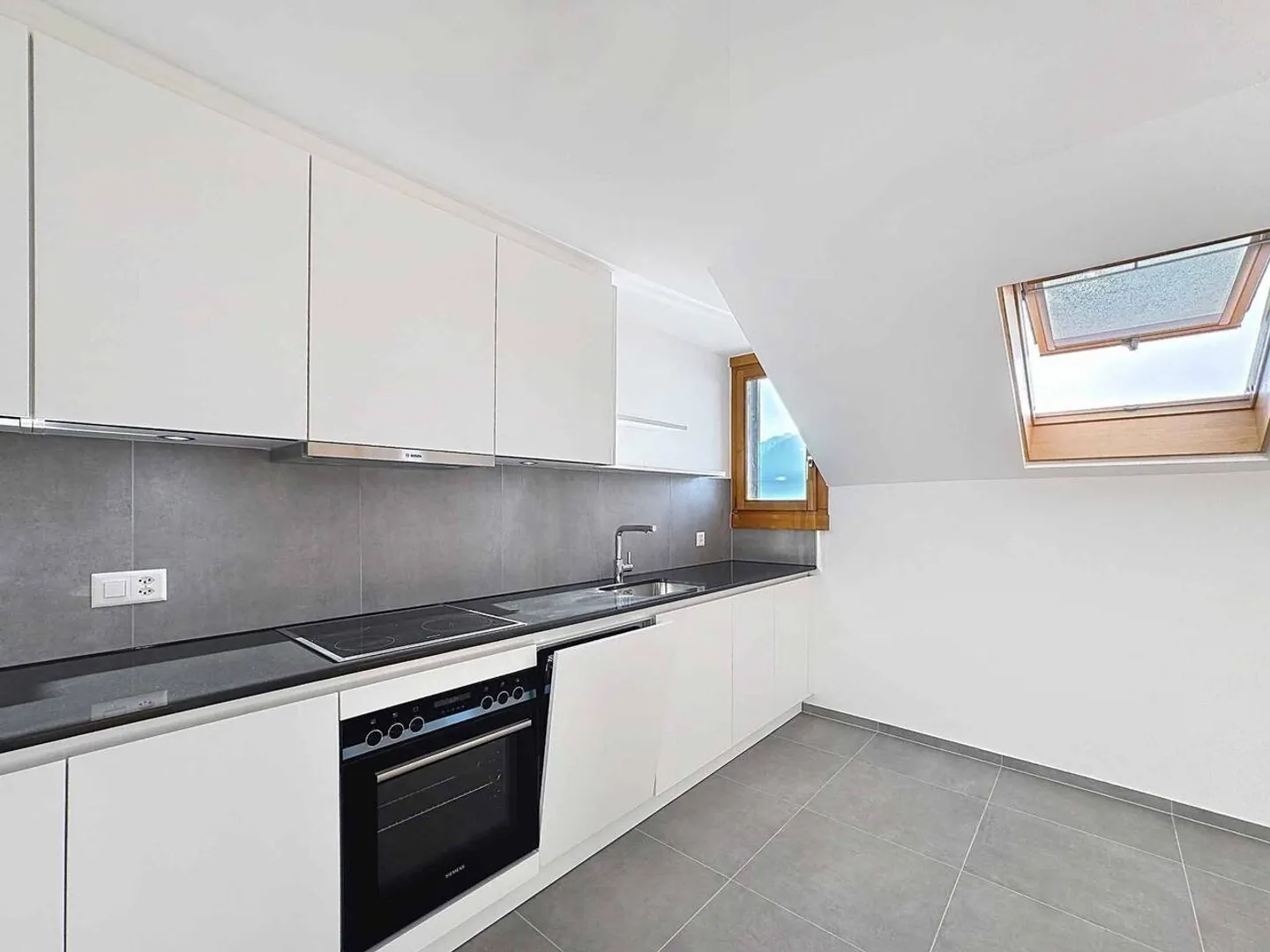 Charming Apartment with Lake View - Photo 4 of 11