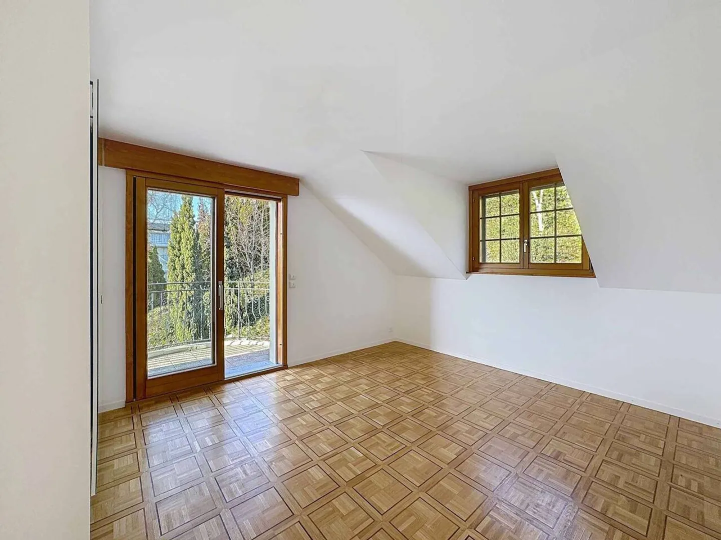 Charming Apartment with Lake View - Photo 6 of 11