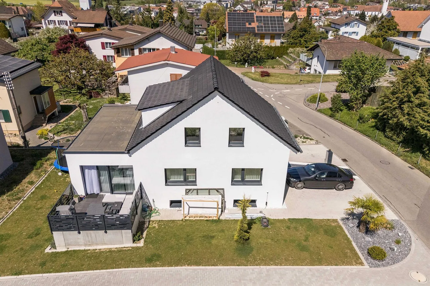 RENOVATED 6.5 ROOM SINGLE FAMILY HOUSE IN A SMART LOCATION - Photo 3 of 5