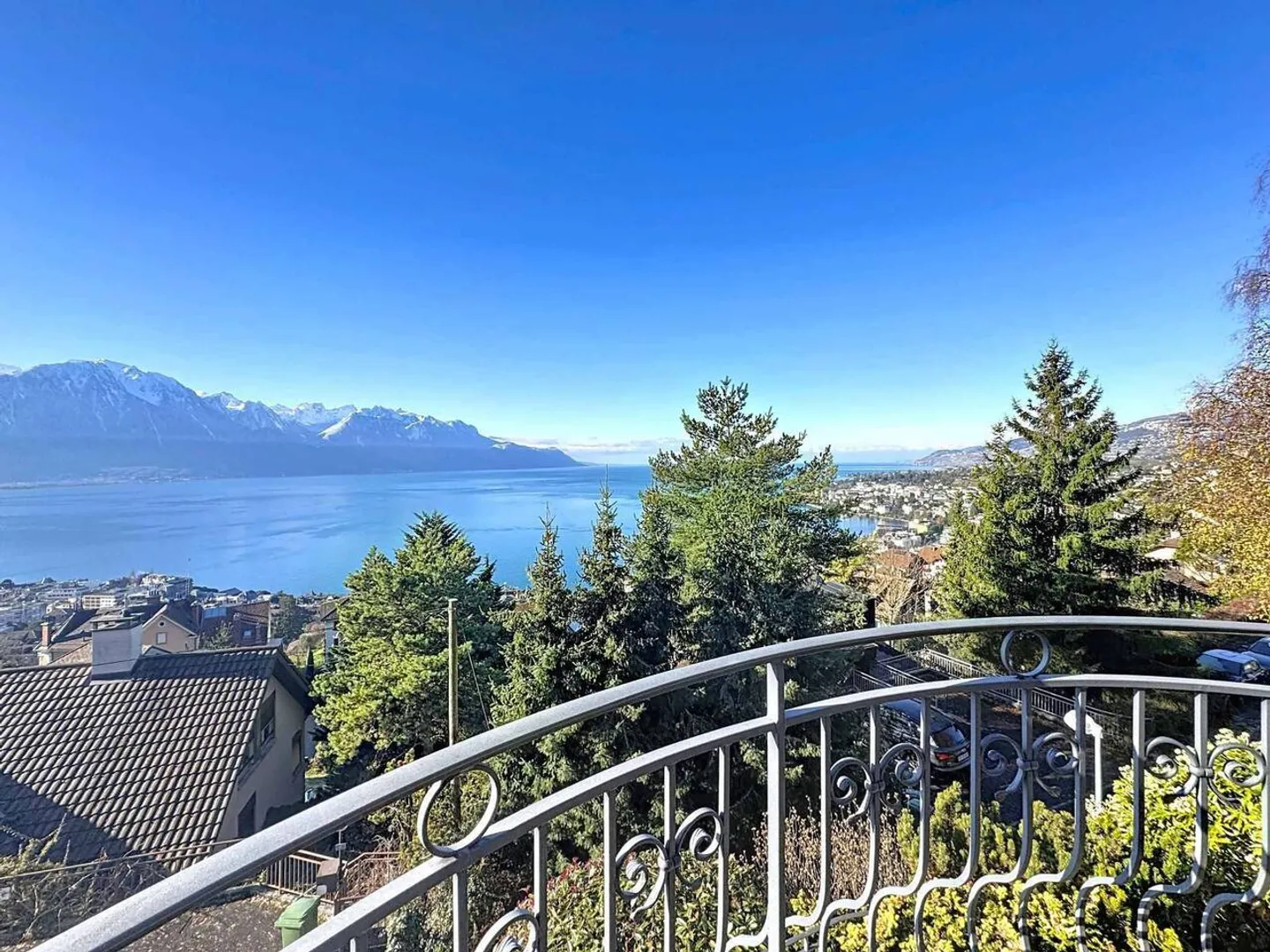 Charming Apartment with Lake View - Photo 9 of 11