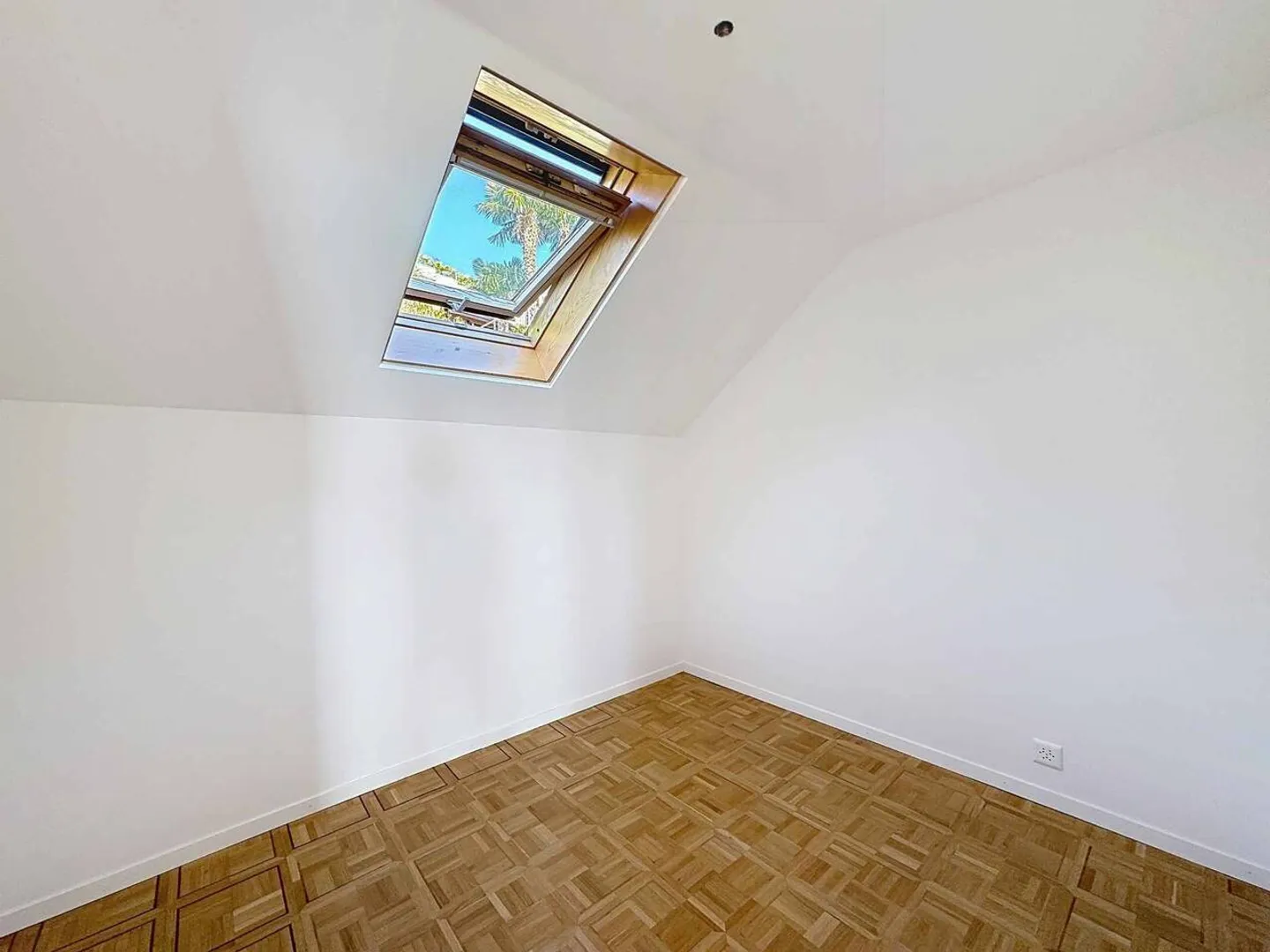 Charming Apartment with Lake View - Photo 8 of 11