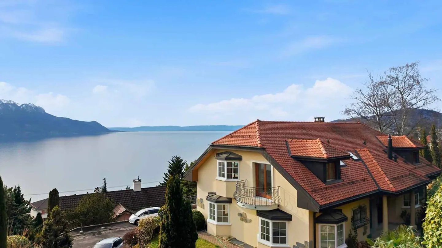 Charming Apartment with Lake View - Photo 11 of 11