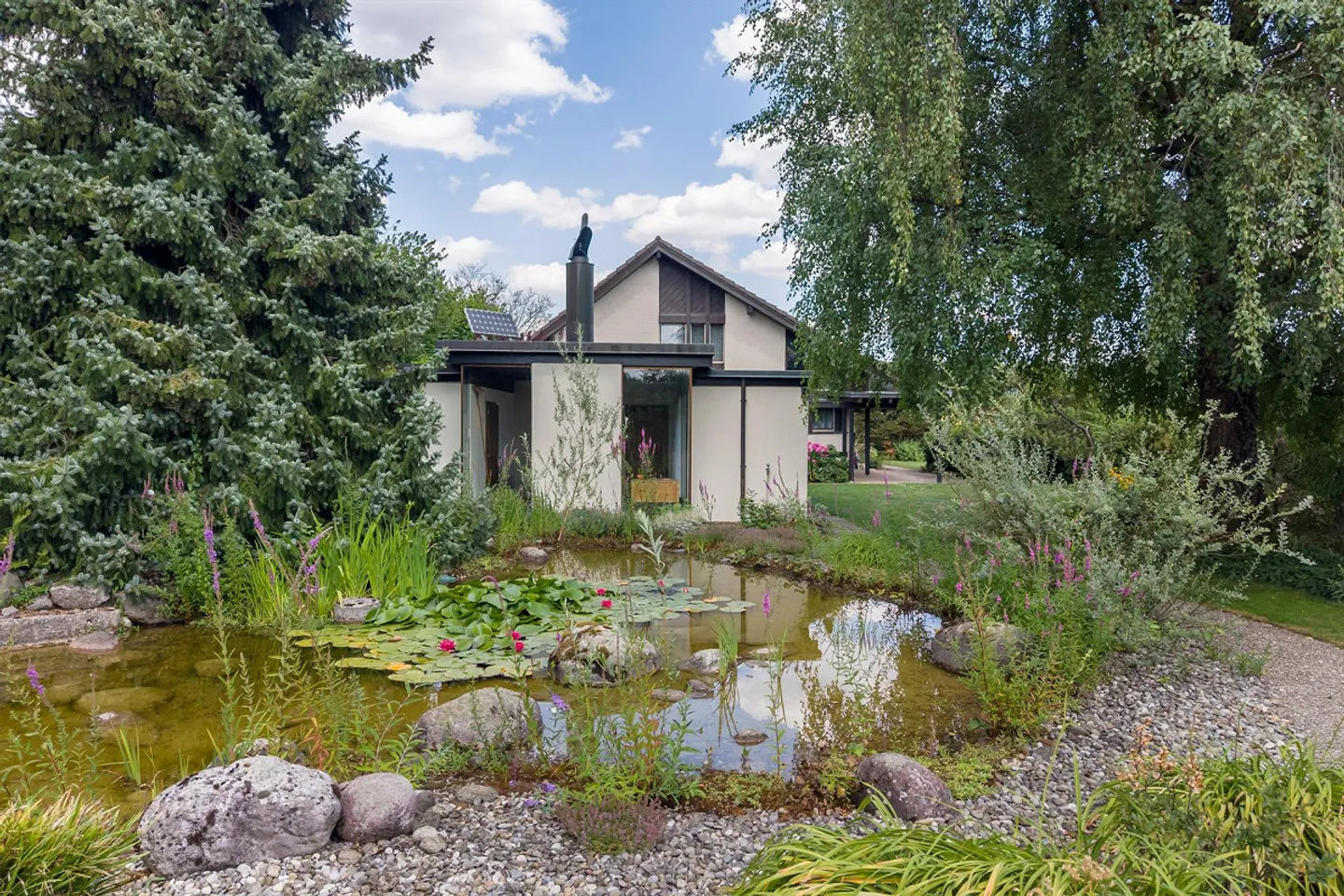 Geräumiges Einfamilienhaus mit Garten - Foto 1 von 13