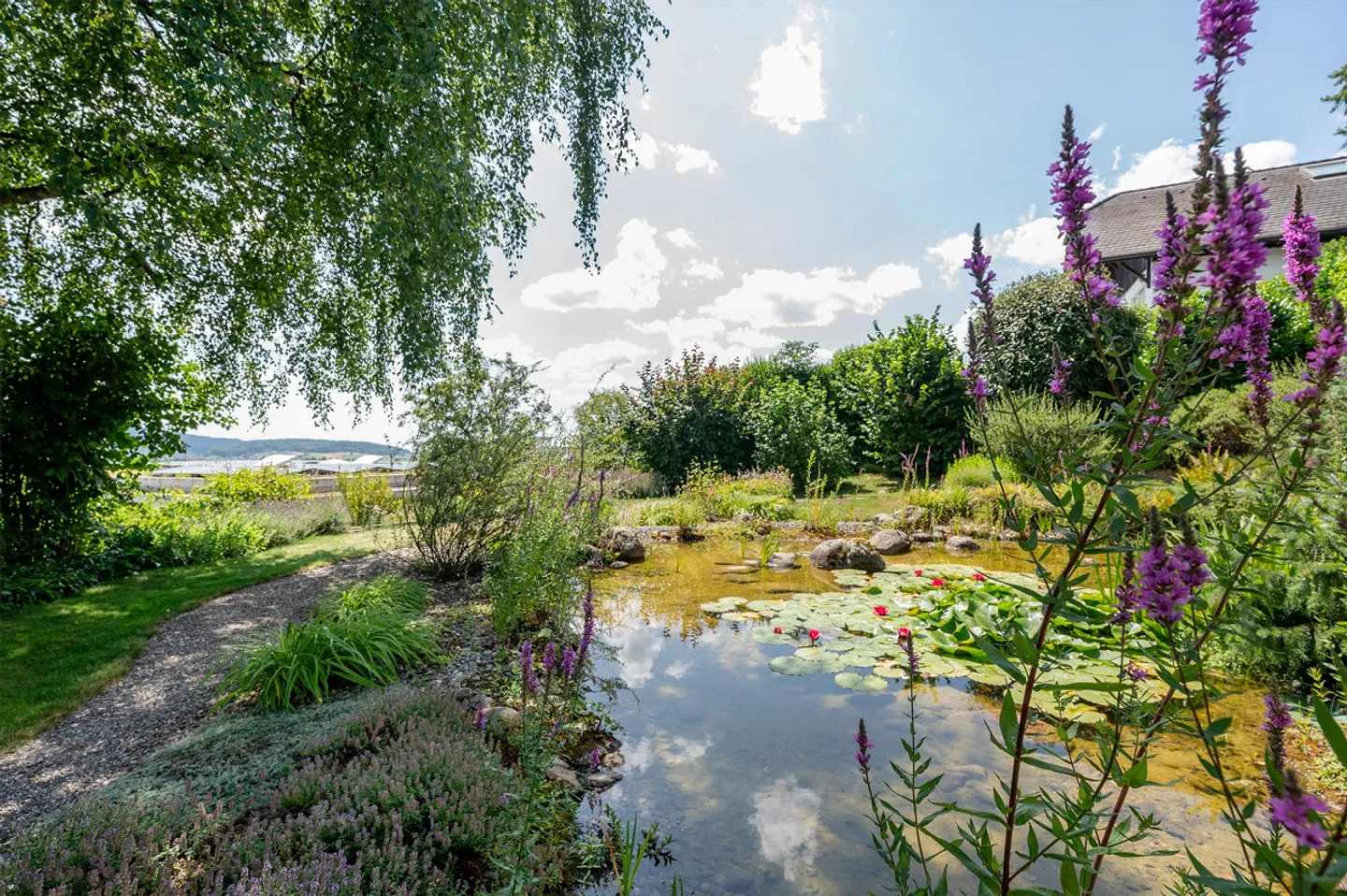 Geräumiges Einfamilienhaus mit Garten - Foto 2 von 13