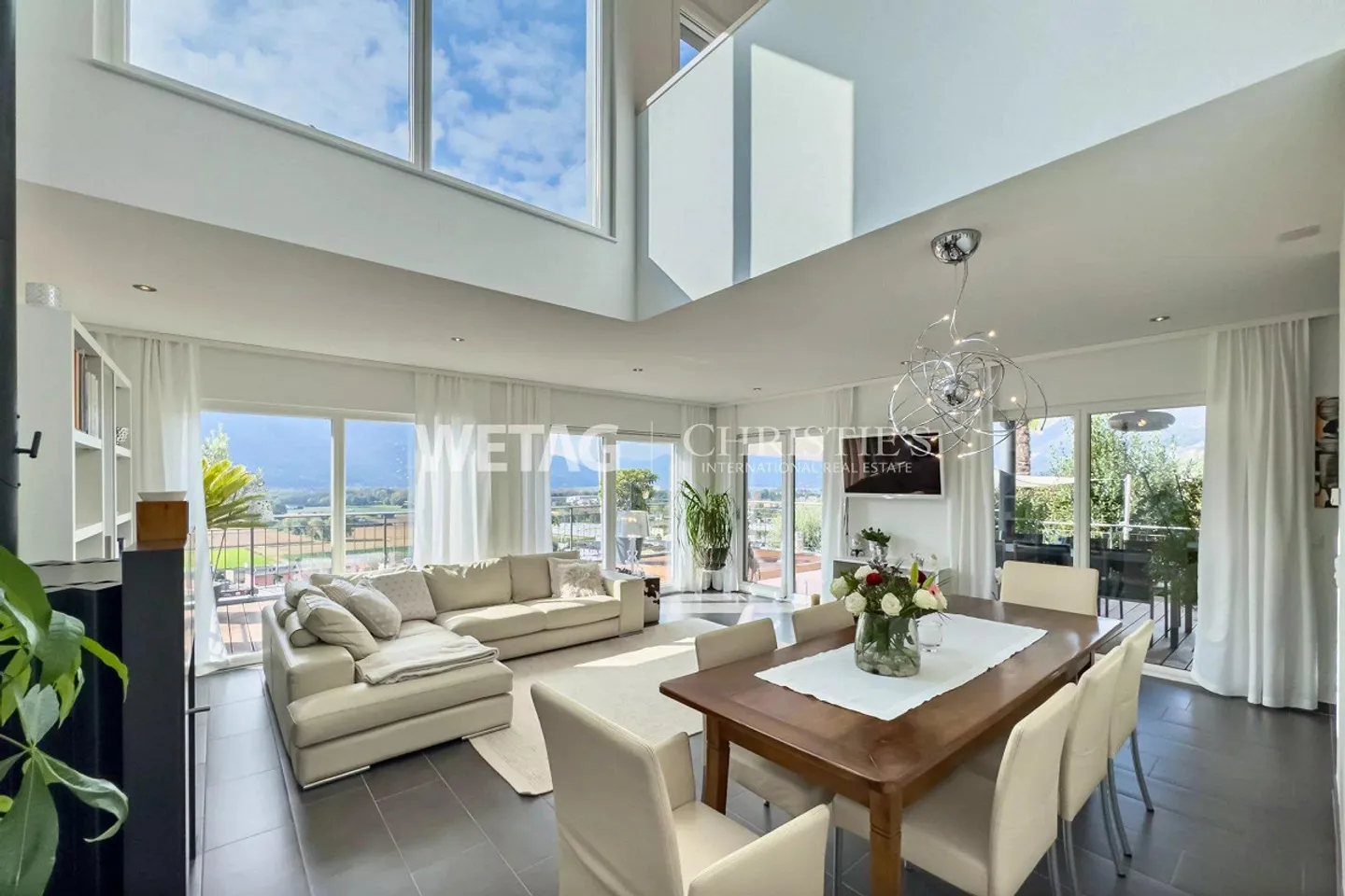 Modern villa with large terraces, panoramic views & garden for sale in Gordola - Photo 3 of 13