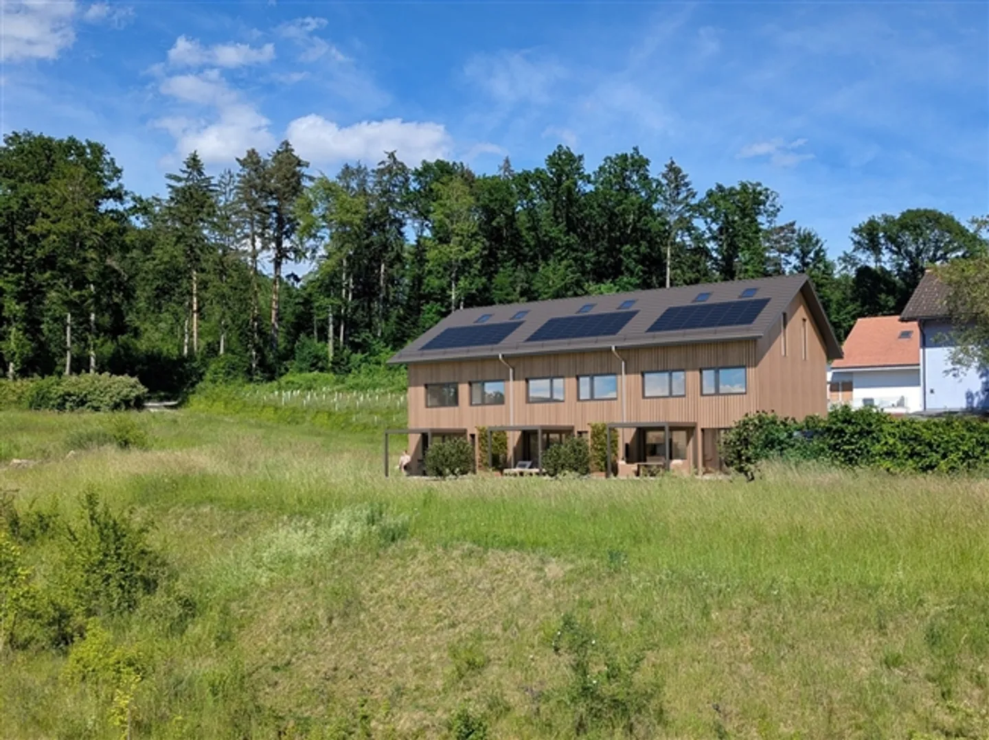 Maisons individuelles en rangée modernes de 5,5 pièces dans la verdure - Photo 2 sur 12