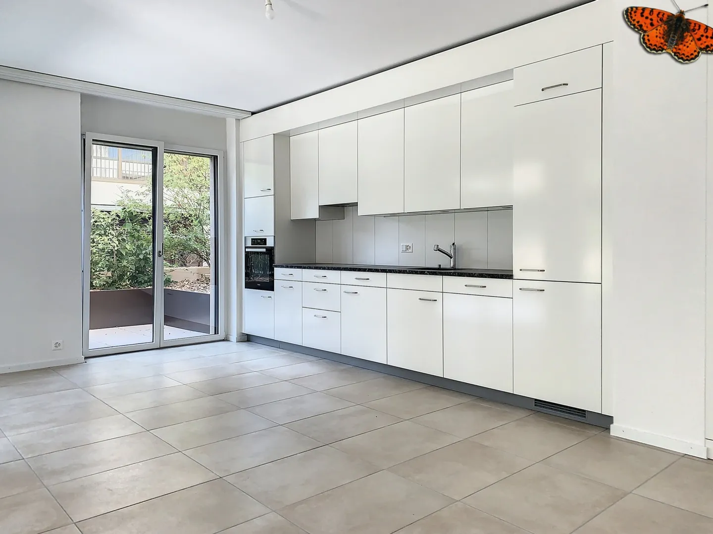 Charming Apartment with Terrace - Photo 3 of 13
