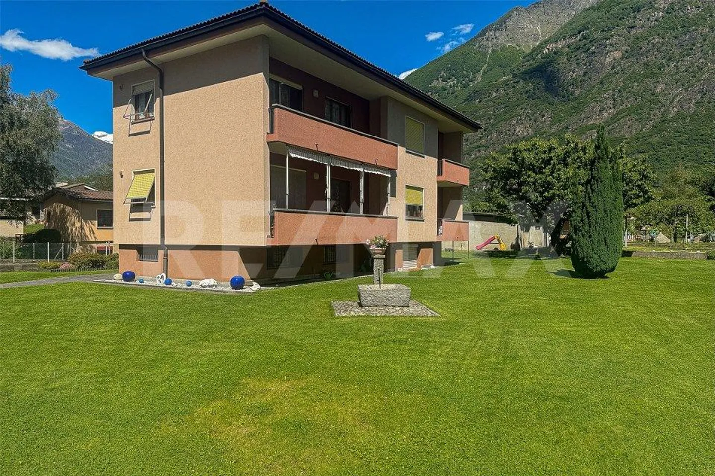 Haus mit 3 Wohnungen - Foto 3 von 13