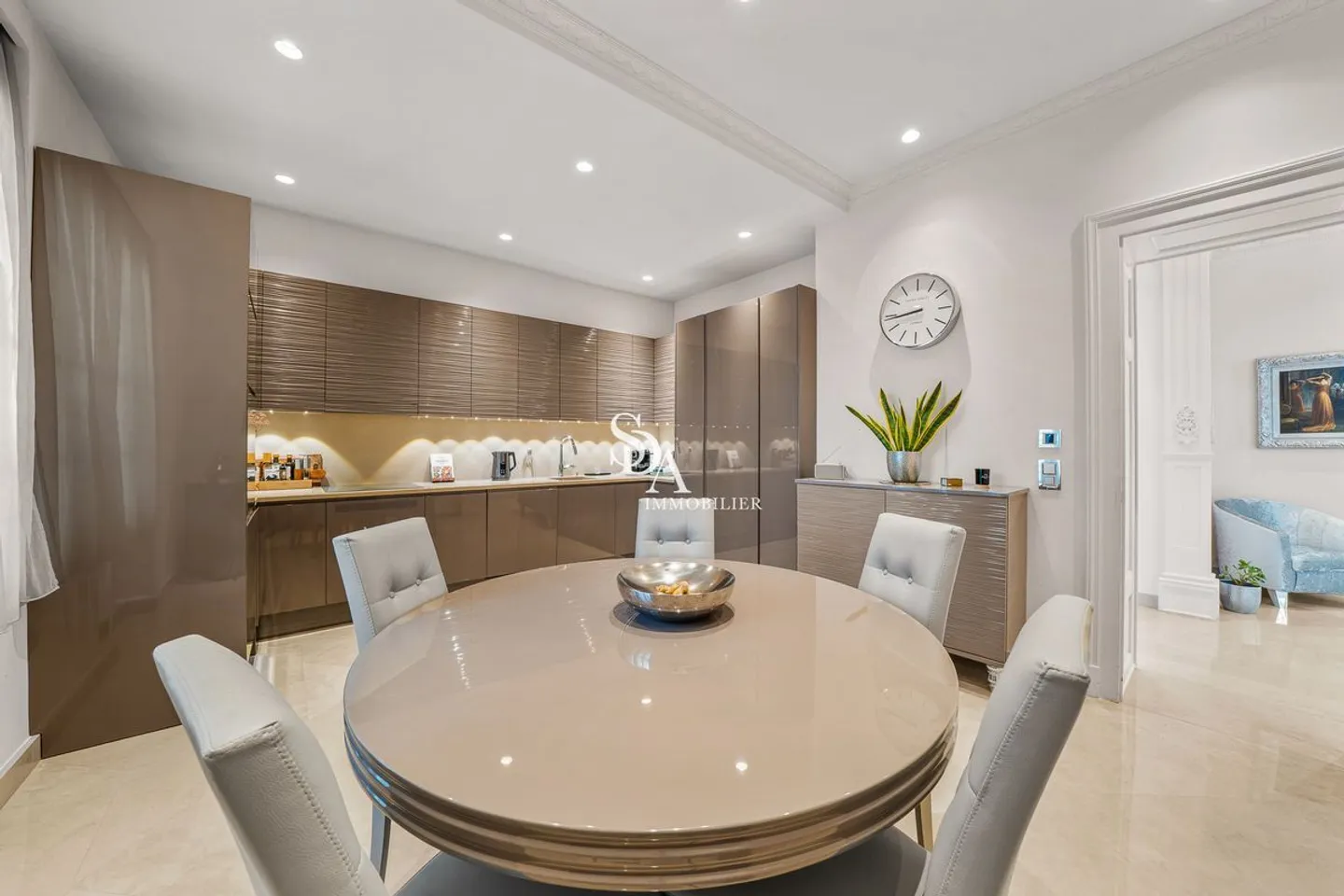 Rare, refined, luxurious duplex with an exceptional view! - Photo 3 of 13