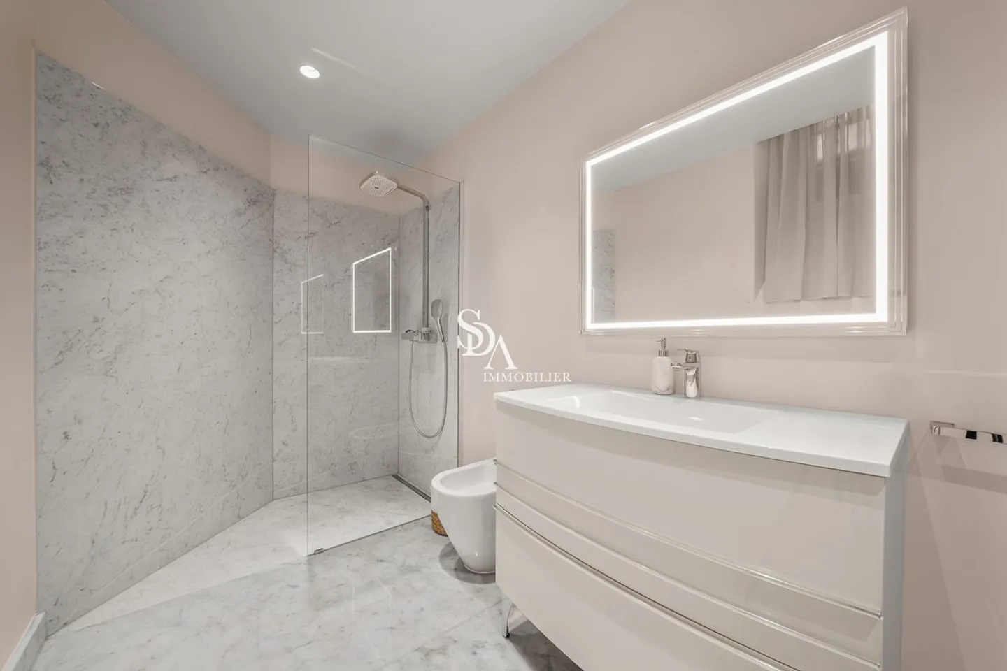 Rare, refined, luxurious duplex with an exceptional view! - Photo 10 of 13