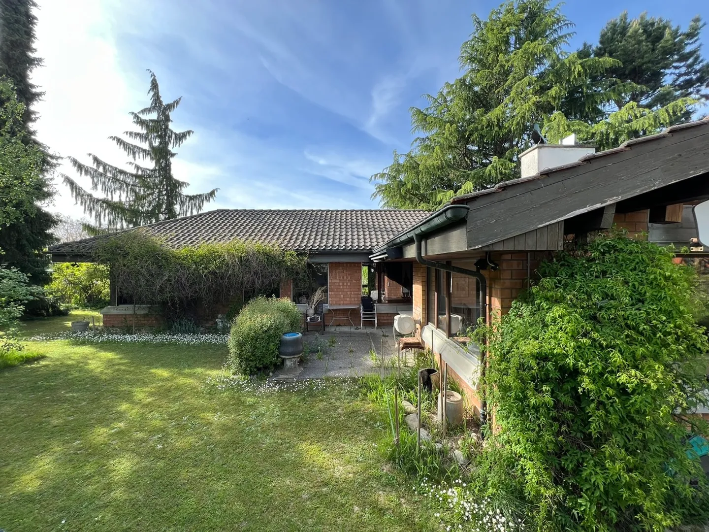 Stylish 5.5 Room Bungalow with Charming Garden and Garage - Photo 1 of 9