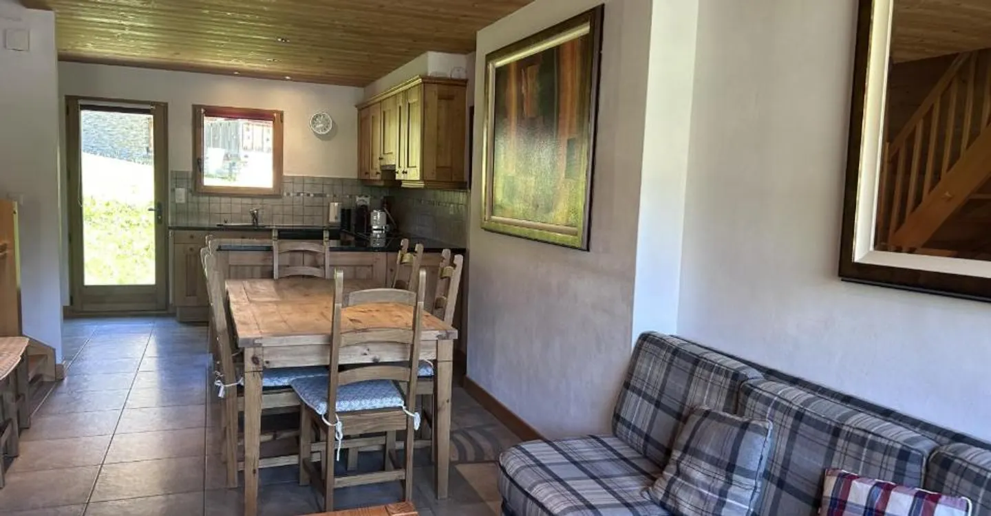 Spacious Apartment with Terrace - Photo 4 of 11