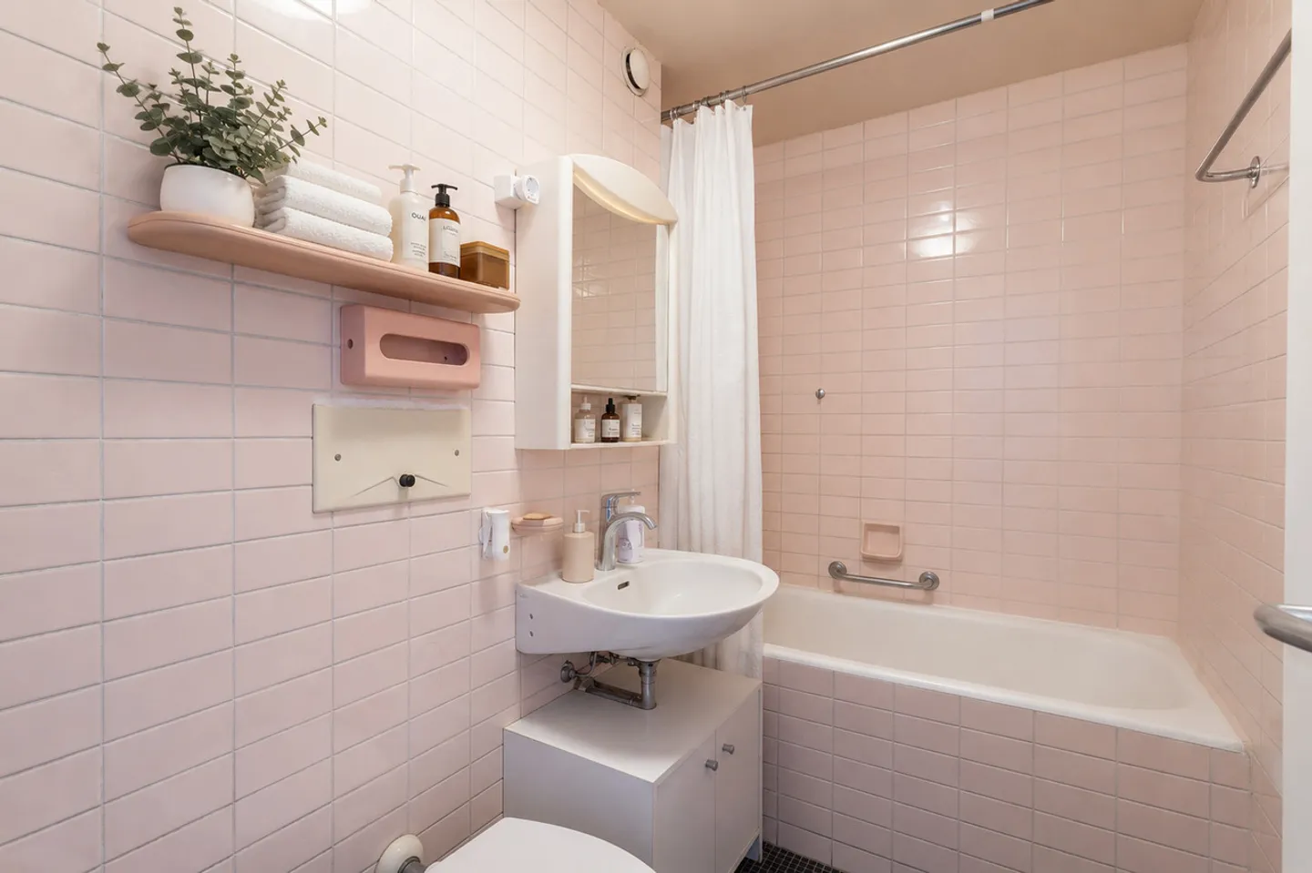 Charming Apartment in Pâquis - Photo 5 of 6