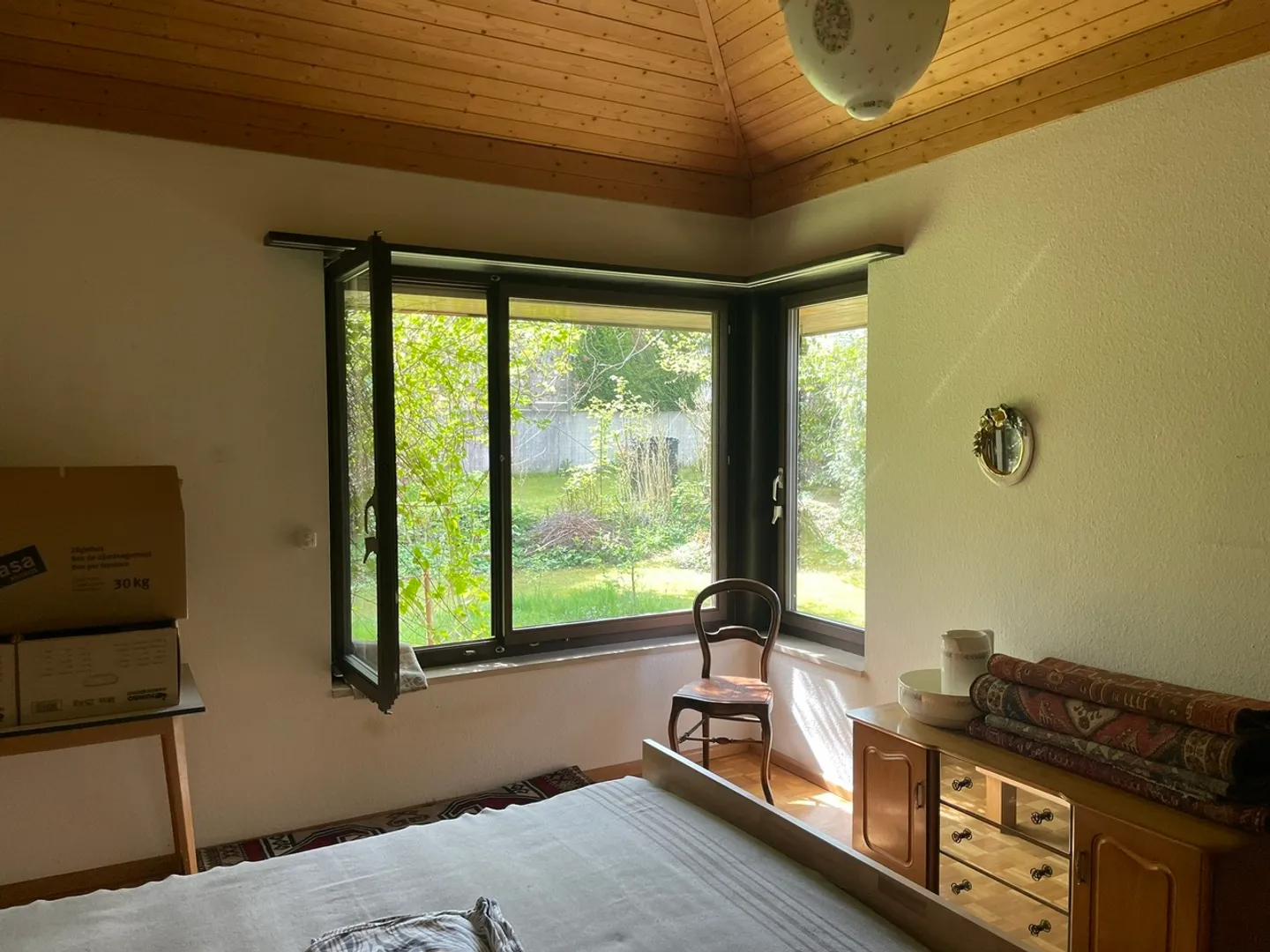 Stylish 5.5 Room Bungalow with Charming Garden and Garage - Photo 7 of 9
