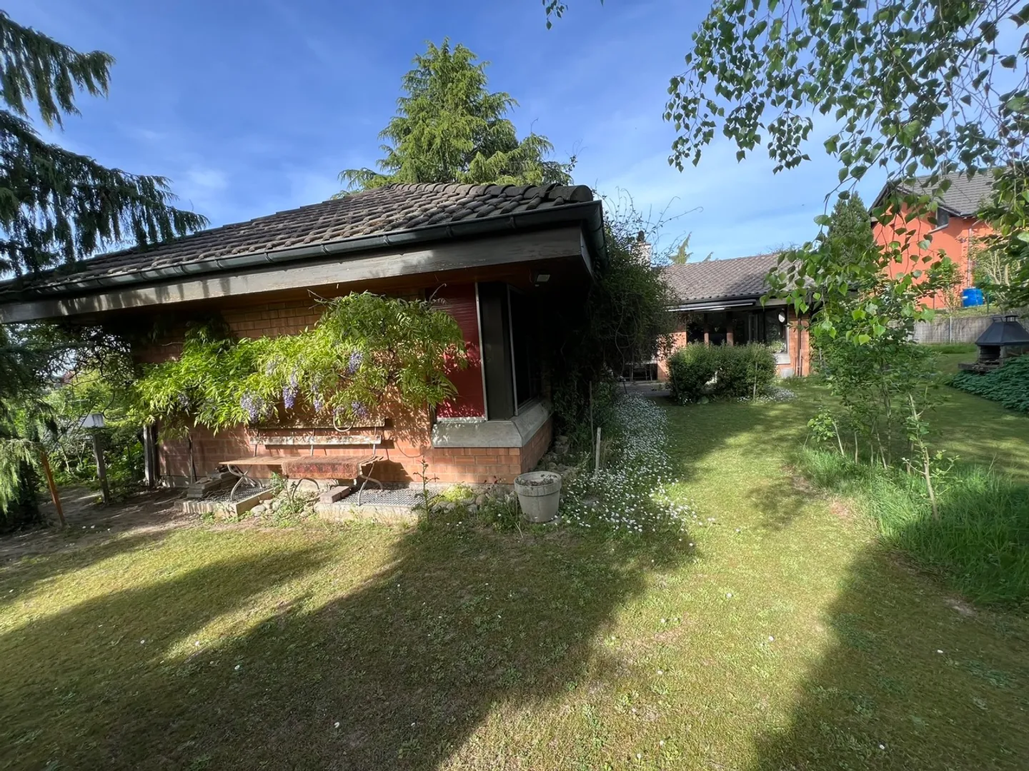 Stylish 5.5 Room Bungalow with Charming Garden and Garage - Photo 3 of 9