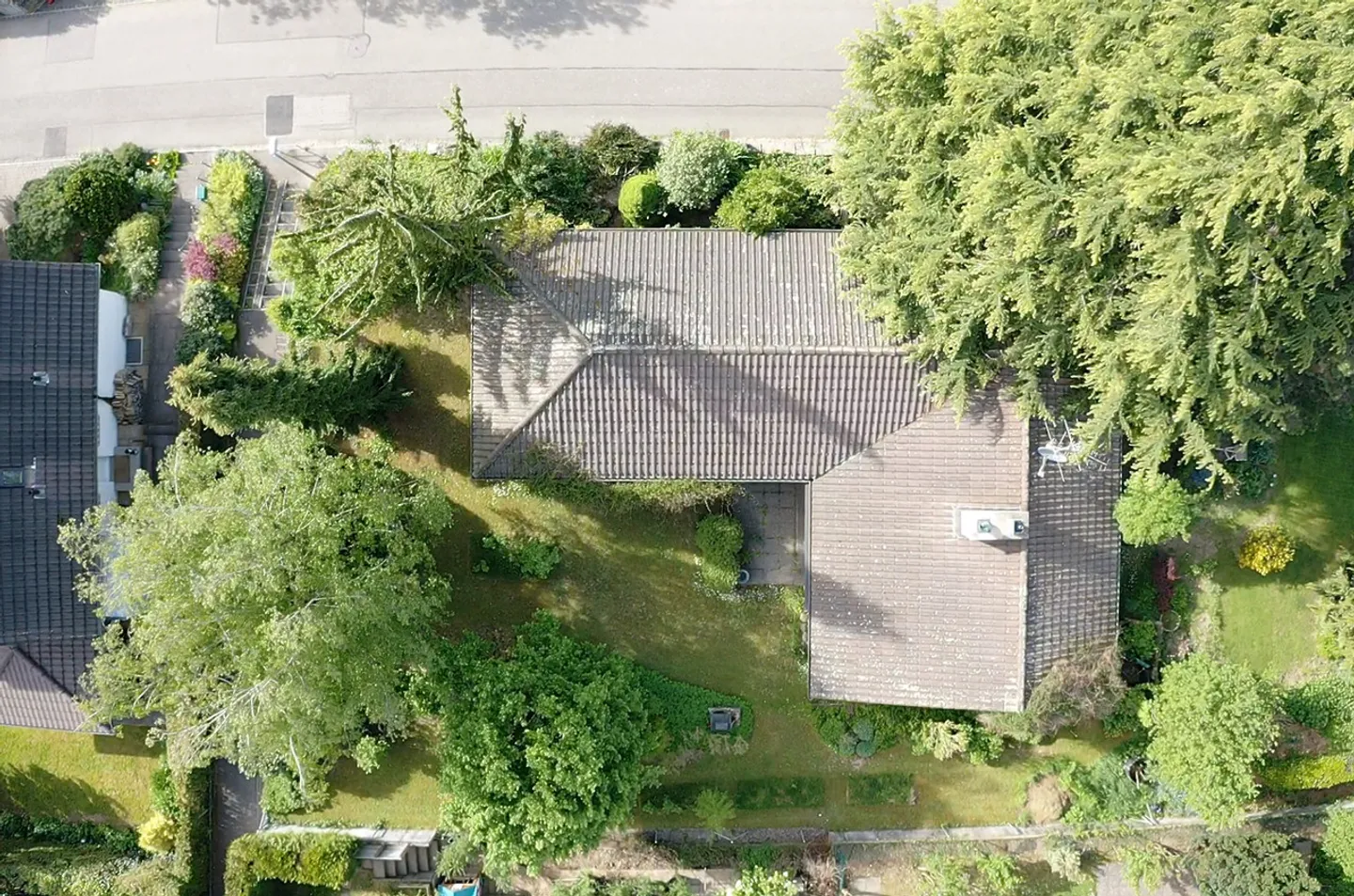 Stylish 5.5 Room Bungalow with Charming Garden and Garage - Photo 9 of 9