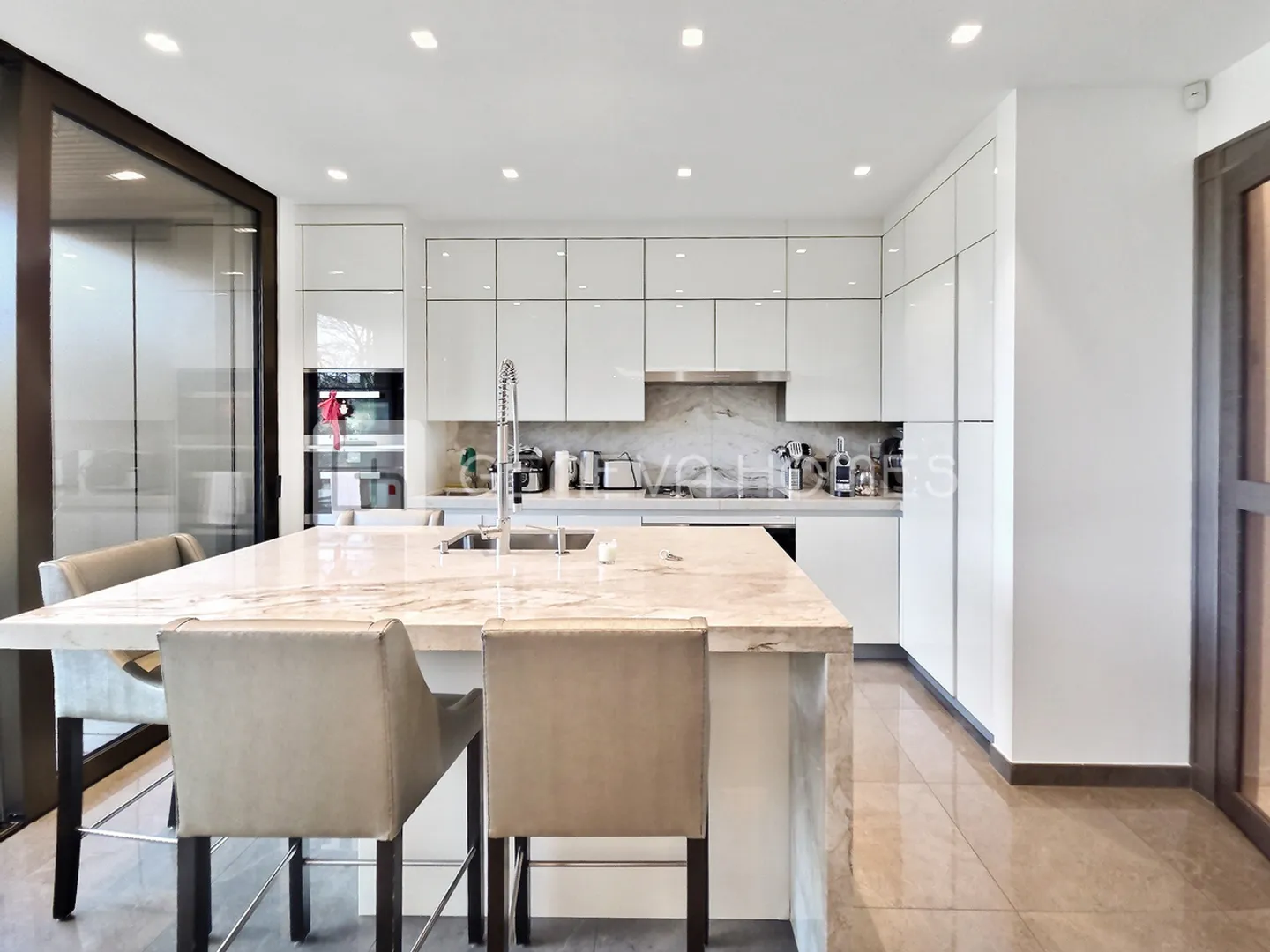 Exceptional Penthouse in the Heart of Conches - Photo 5 of 9