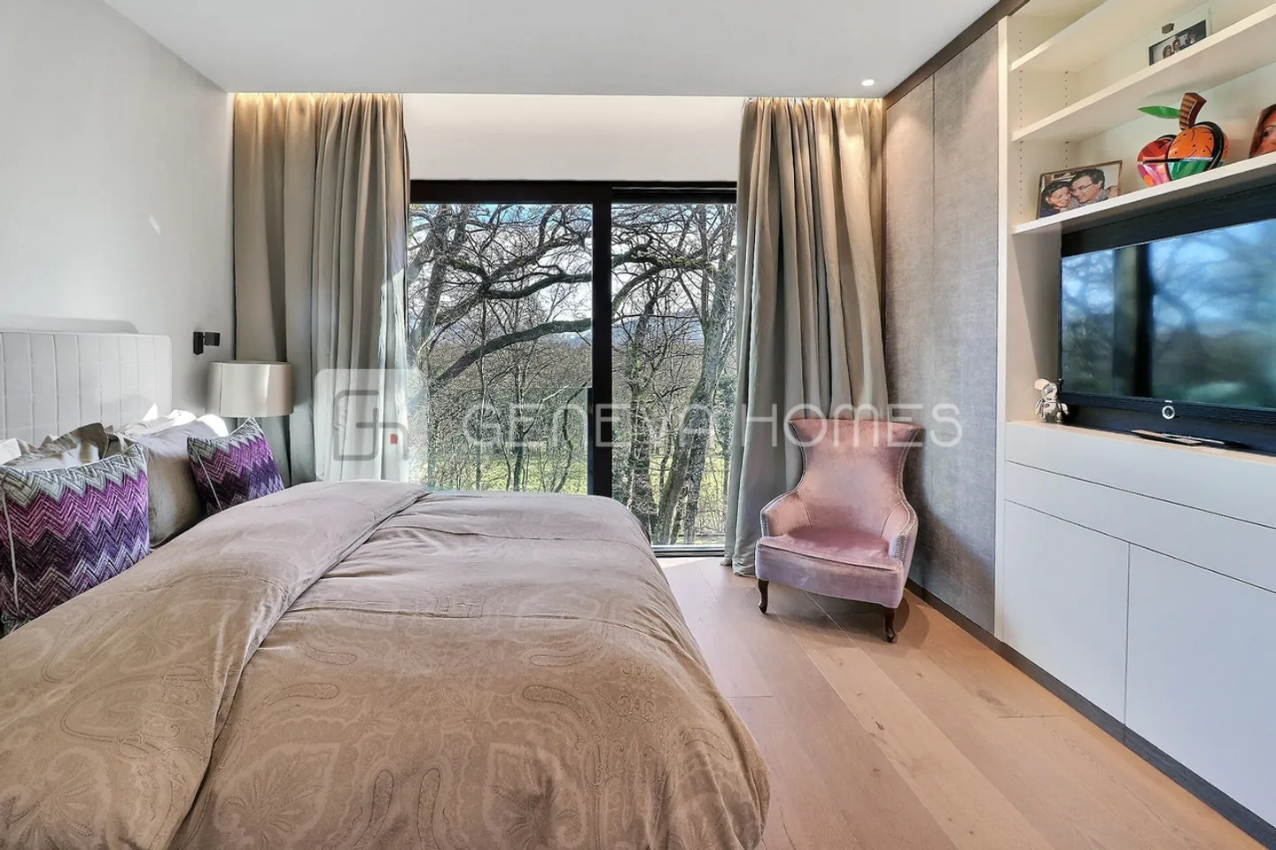 Exceptional Penthouse in the Heart of Conches - Photo 7 of 9