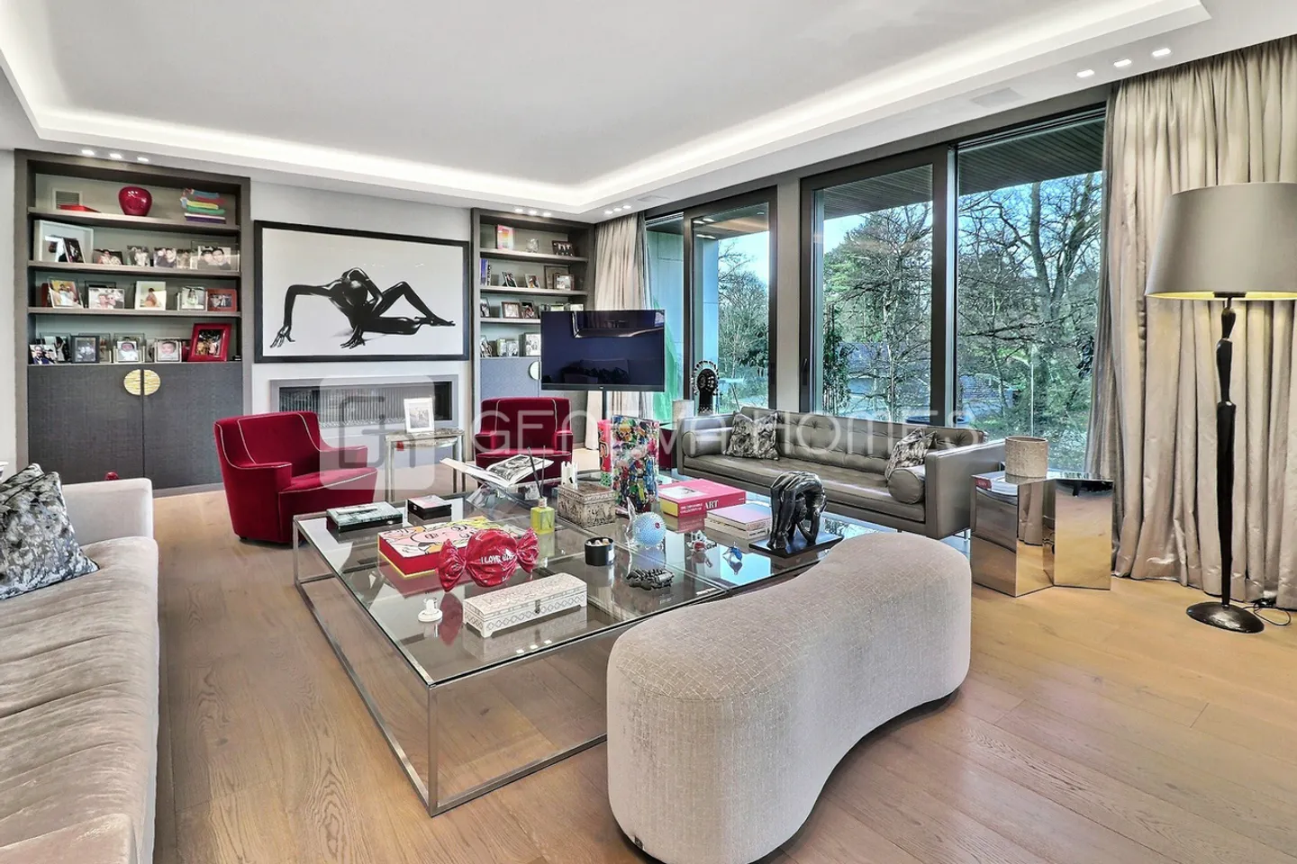 Exceptional Penthouse in the Heart of Conches - Photo 2 of 9