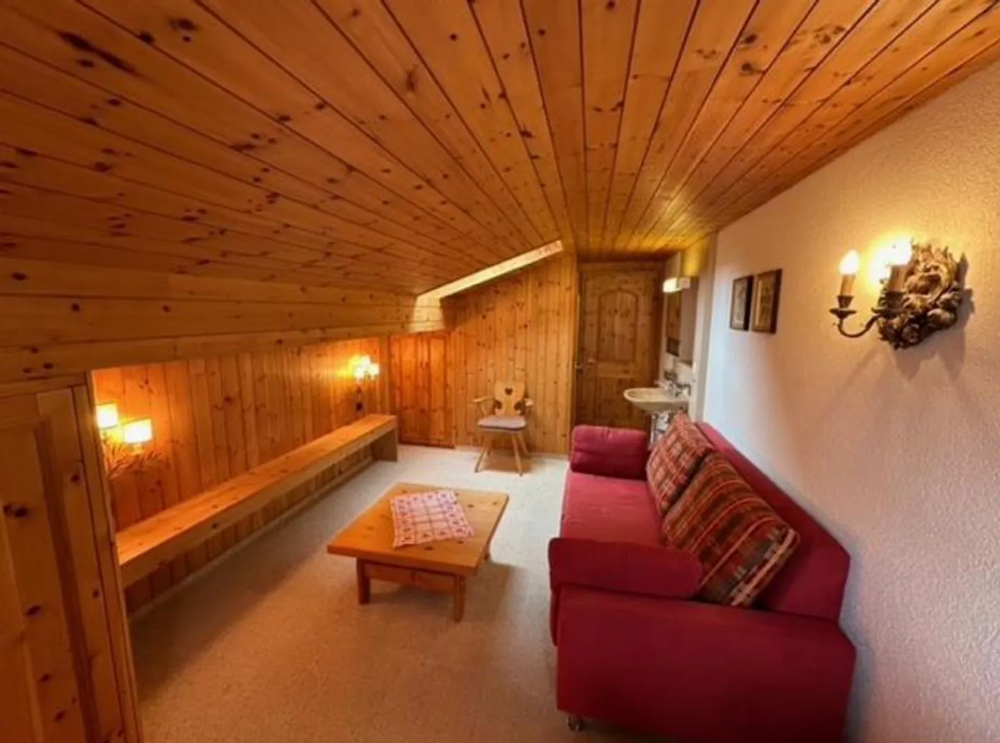 Exclusive Location: 2.5 Room Attic Apartment near Bergkirchli - Photo 3 of 15