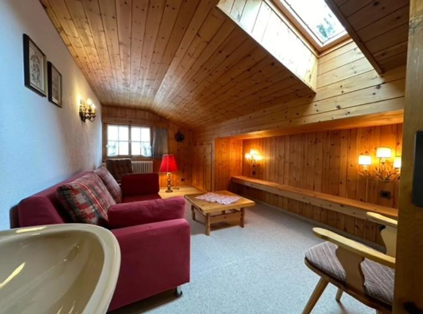 Exclusive Location: 2.5 Room Attic Apartment near Bergkirchli - Photo 2 of 15