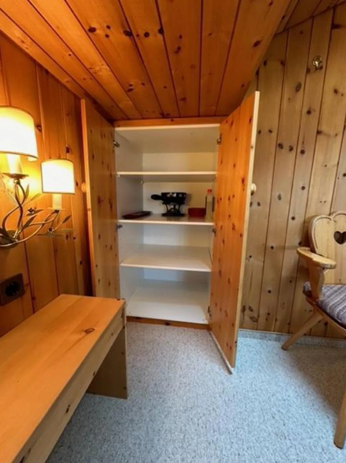 Exclusive Location: 2.5 Room Attic Apartment near Bergkirchli - Photo 5 of 15