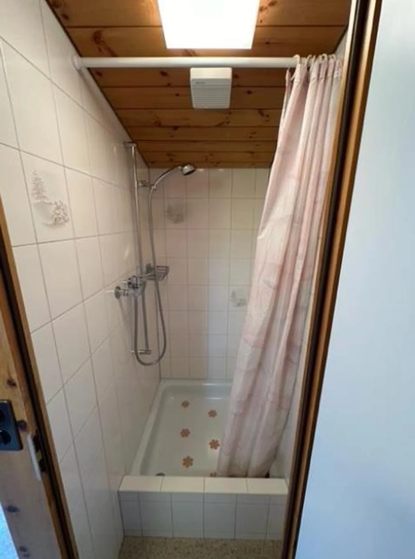 Exclusive Location: 2.5 Room Attic Apartment near Bergkirchli - Photo 6 of 15