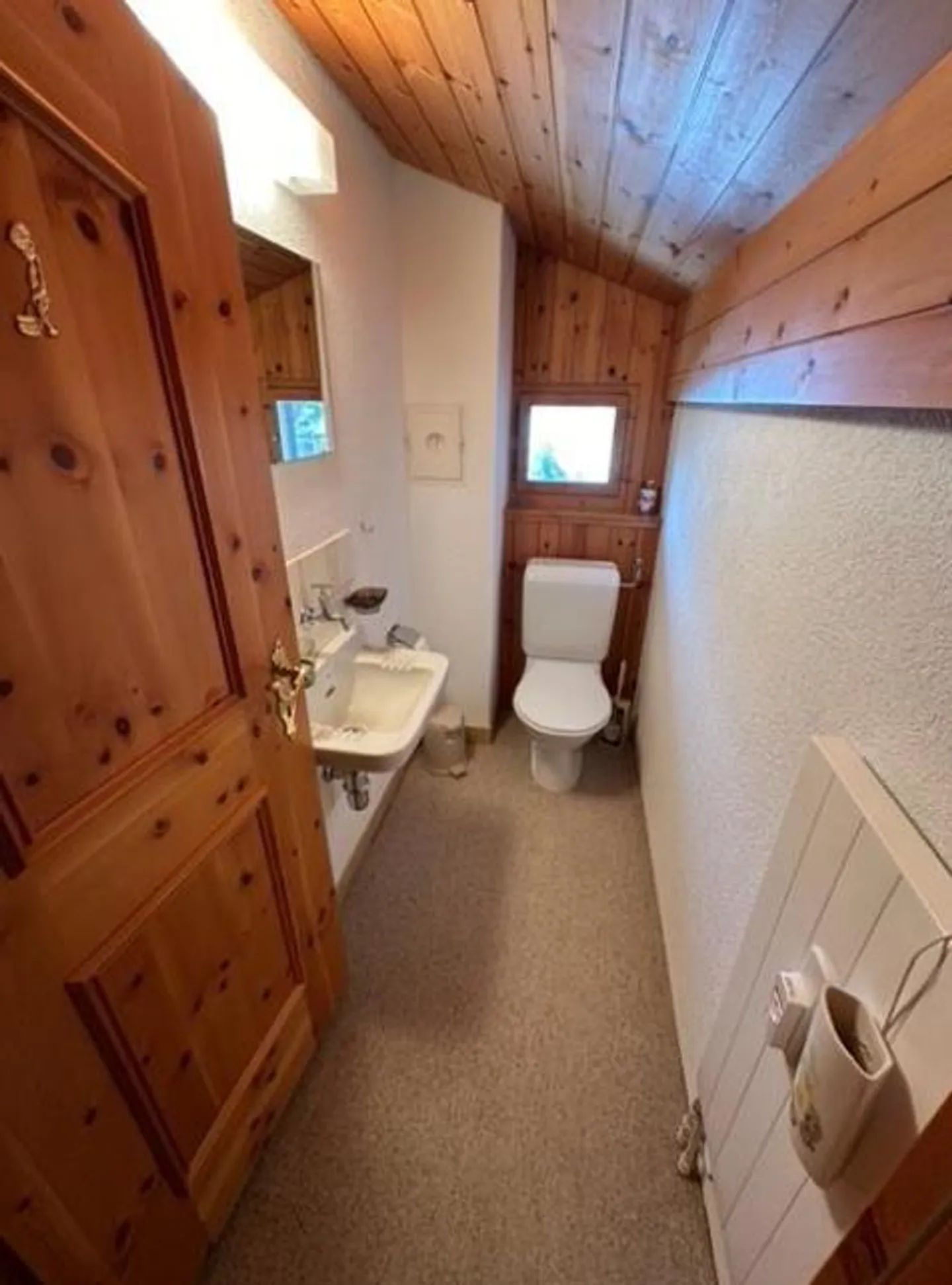 Exclusive Location: 2.5 Room Attic Apartment near Bergkirchli - Photo 12 of 15