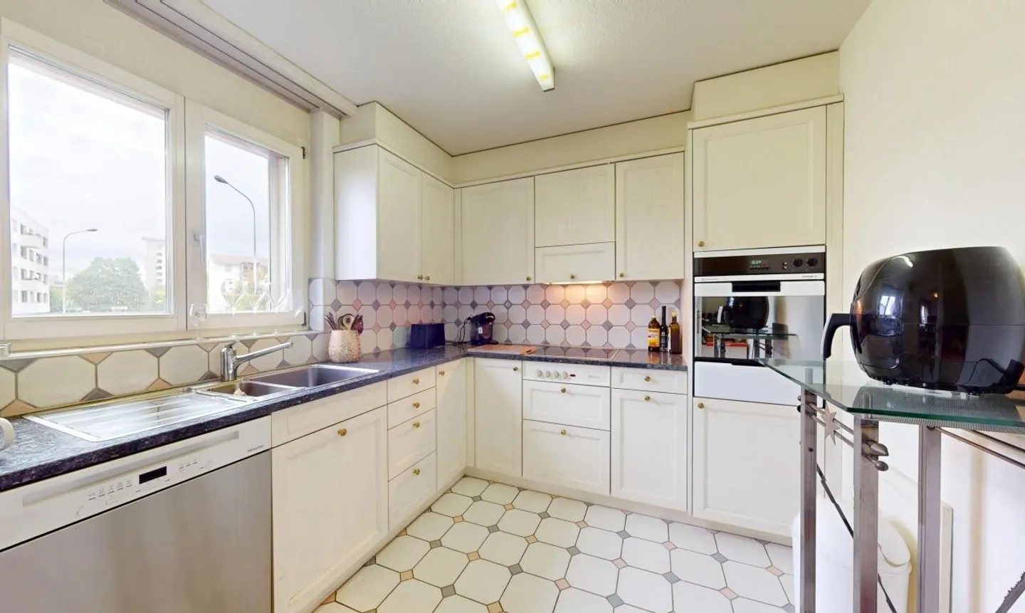 Plaisir de vivre avec style - appartement de 4,5 pièces avec cheminée, terrasse et loggia - Photo 4 sur 11