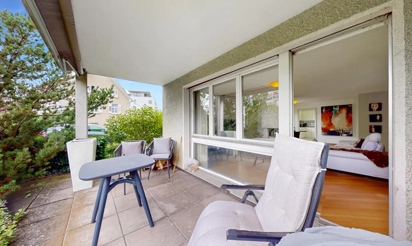 Plaisir de vivre avec style - appartement de 4,5 pièces avec cheminée, terrasse et loggia - Photo 10 sur 11