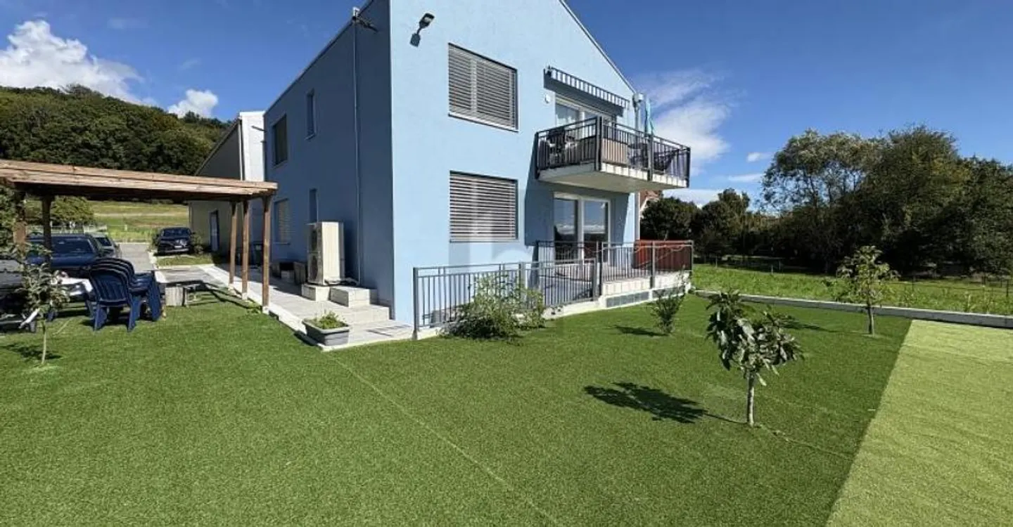 Modernes Mehrfamilienhaus - Foto 1 von 6