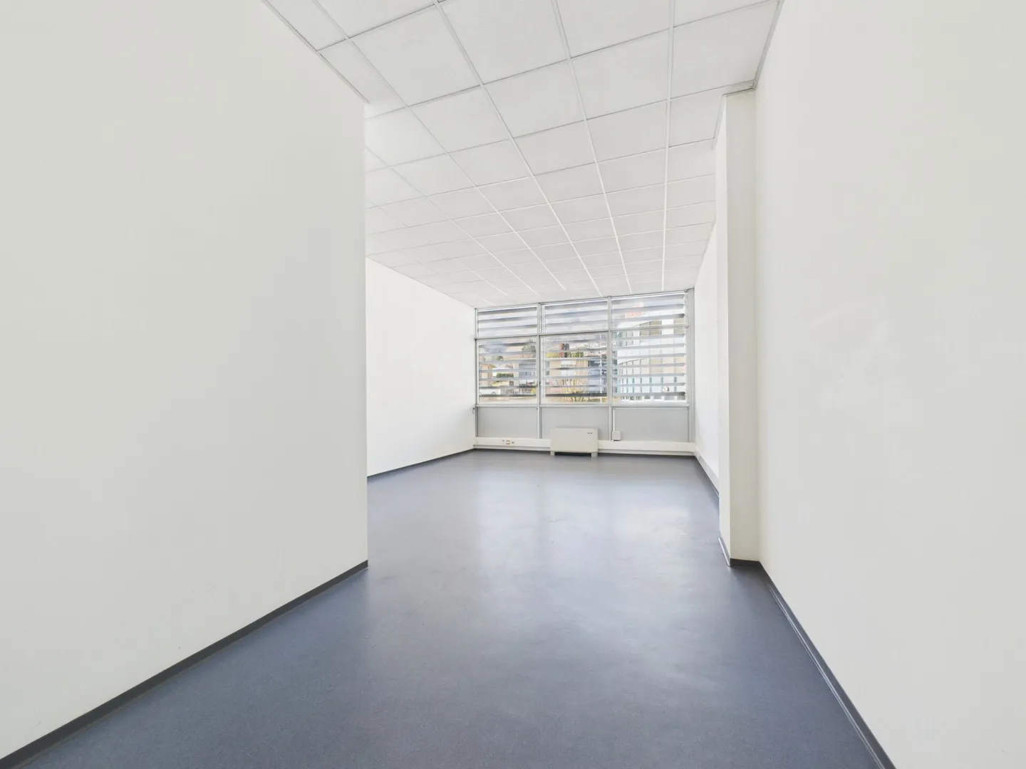 Rent a bright office on the first floor with 205 m² - Photo 1 of 10