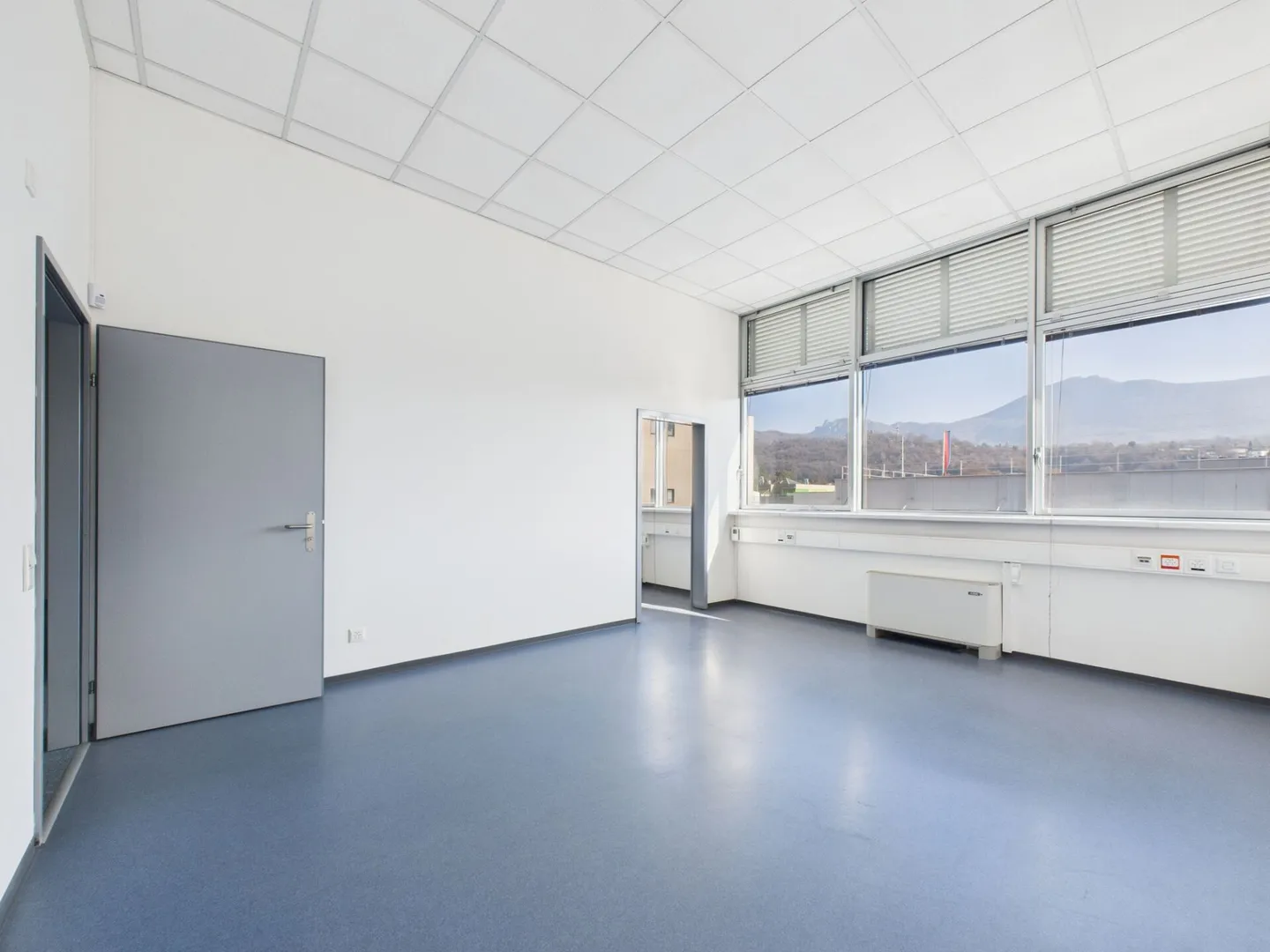 Rent a bright office on the first floor with 205 m² - Photo 5 of 10